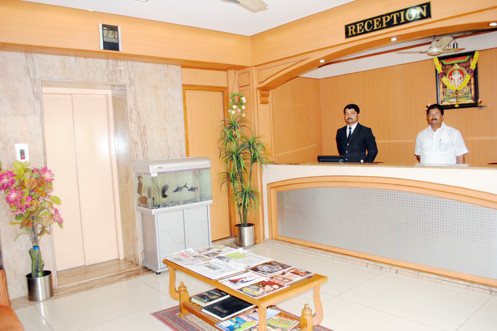 Oyo 9633 Hotel Srinidhi Residency Bangalore Exterior foto