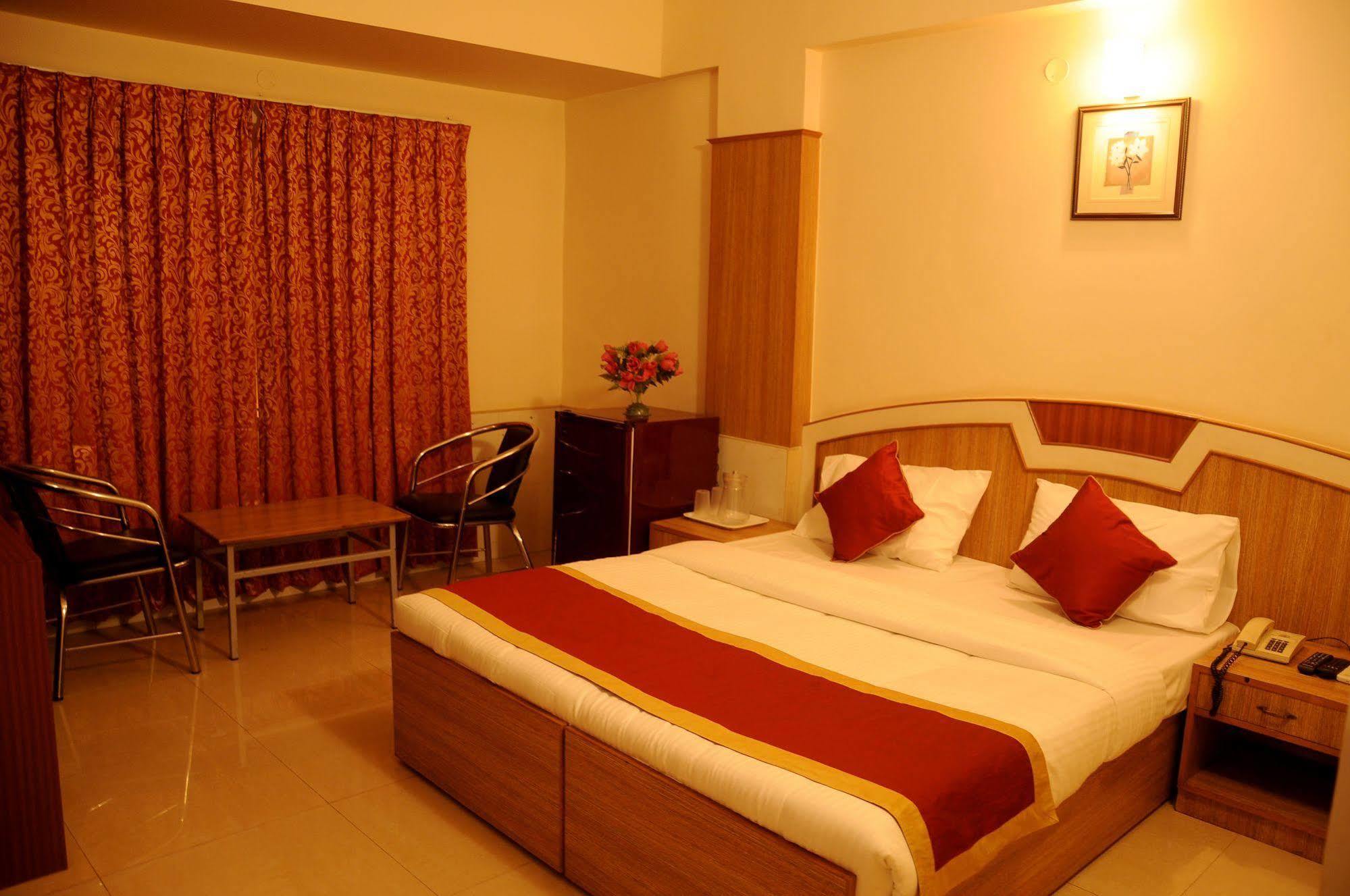 Oyo 9633 Hotel Srinidhi Residency Bangalore Exterior foto