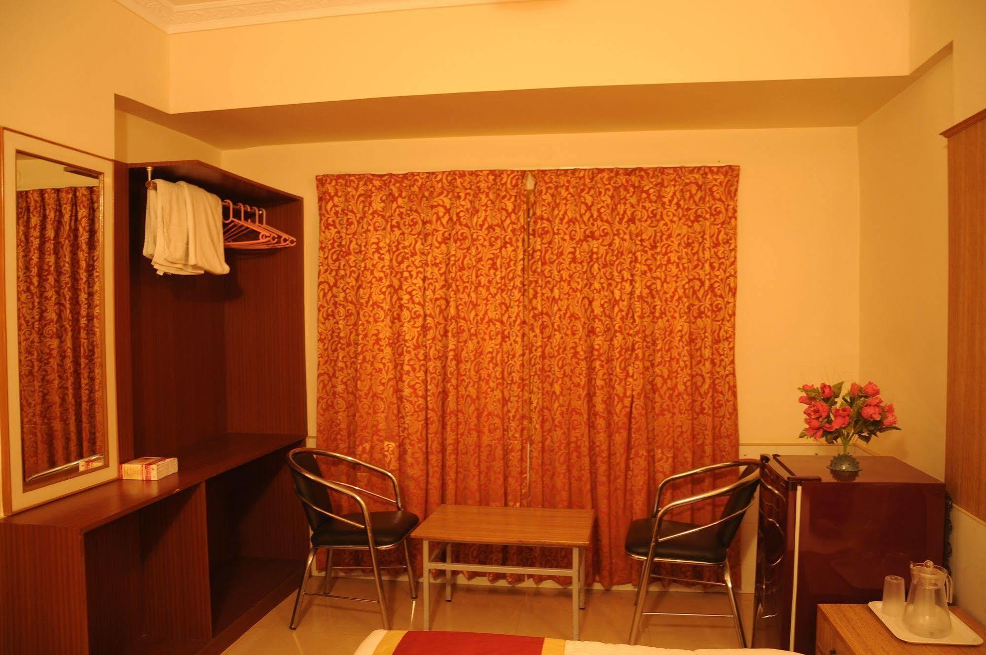 Oyo 9633 Hotel Srinidhi Residency Bangalore Exterior foto