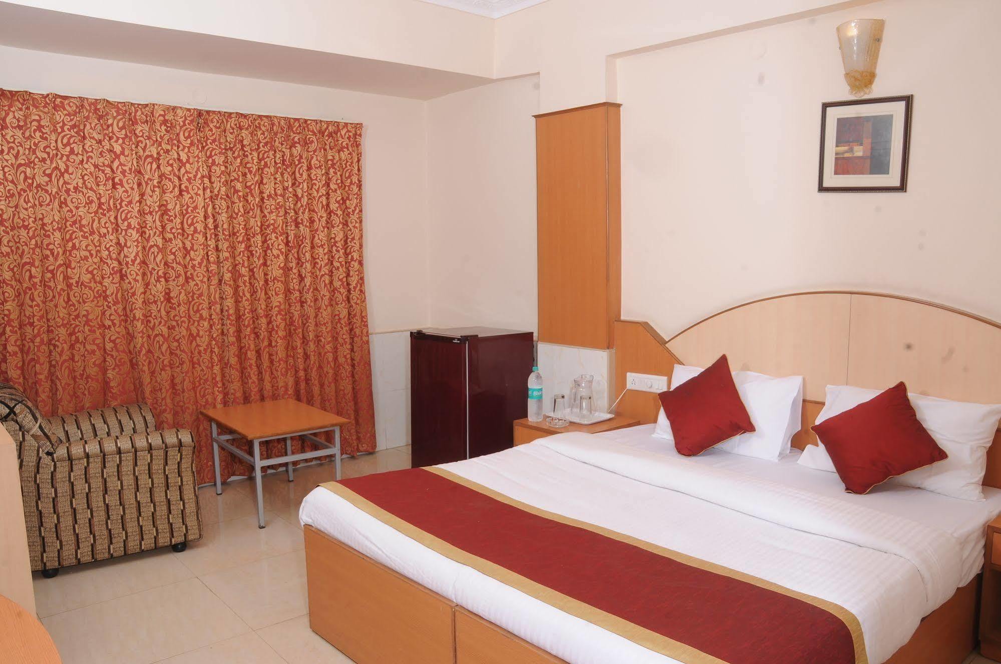 Oyo 9633 Hotel Srinidhi Residency Bangalore Exterior foto