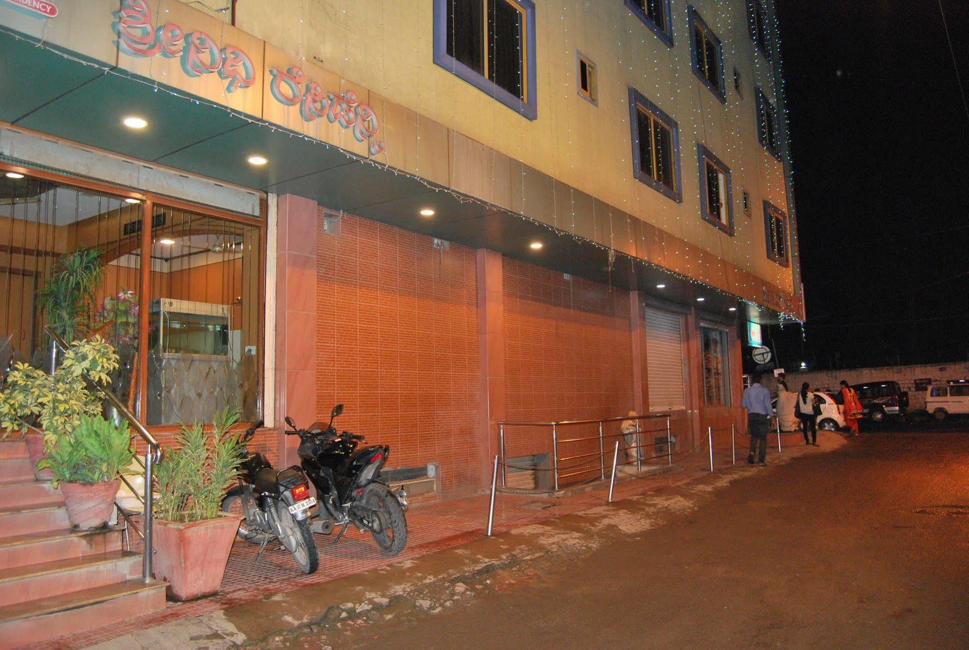 Oyo 9633 Hotel Srinidhi Residency Bangalore Exterior foto