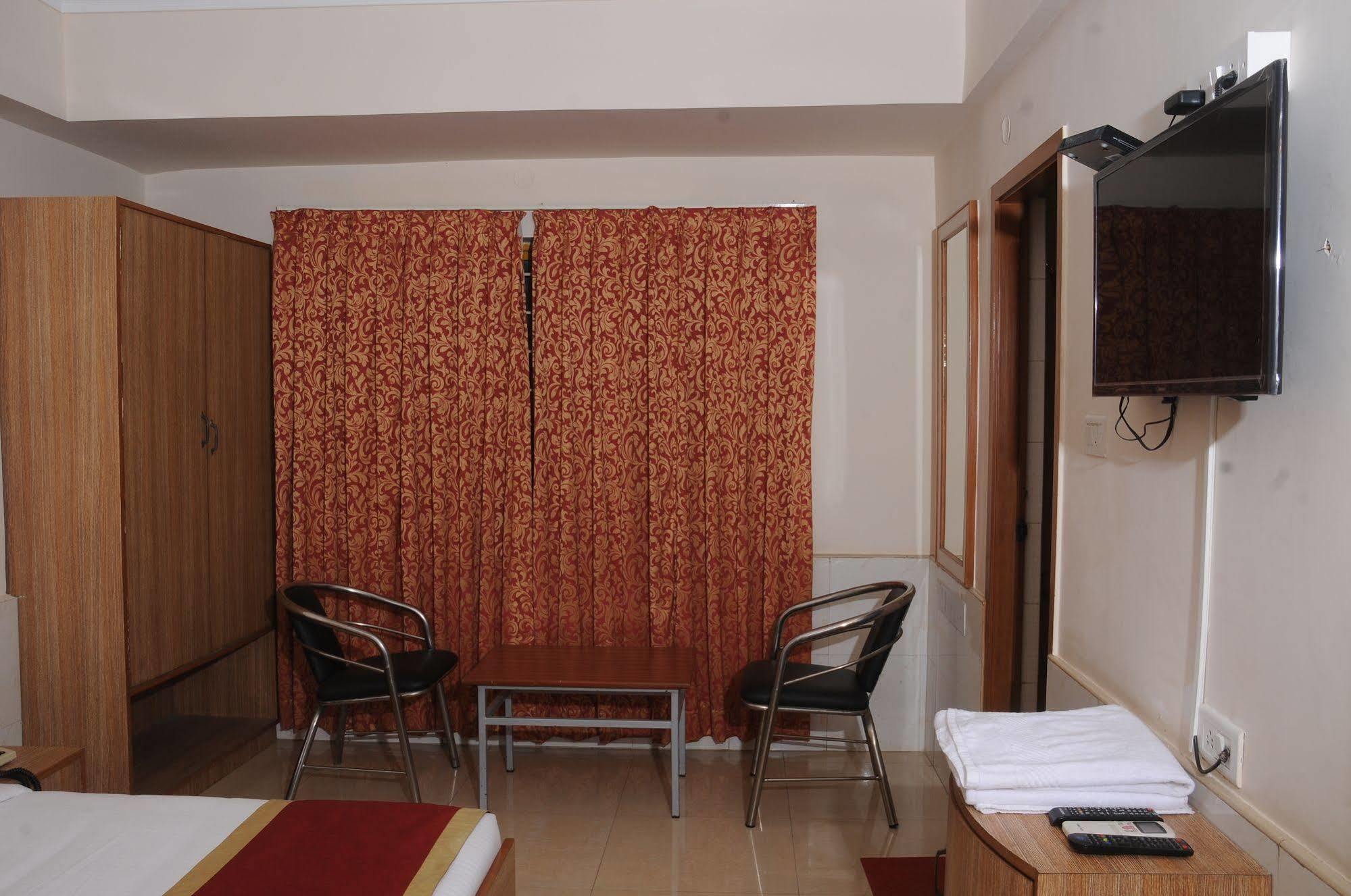 Oyo 9633 Hotel Srinidhi Residency Bangalore Exterior foto